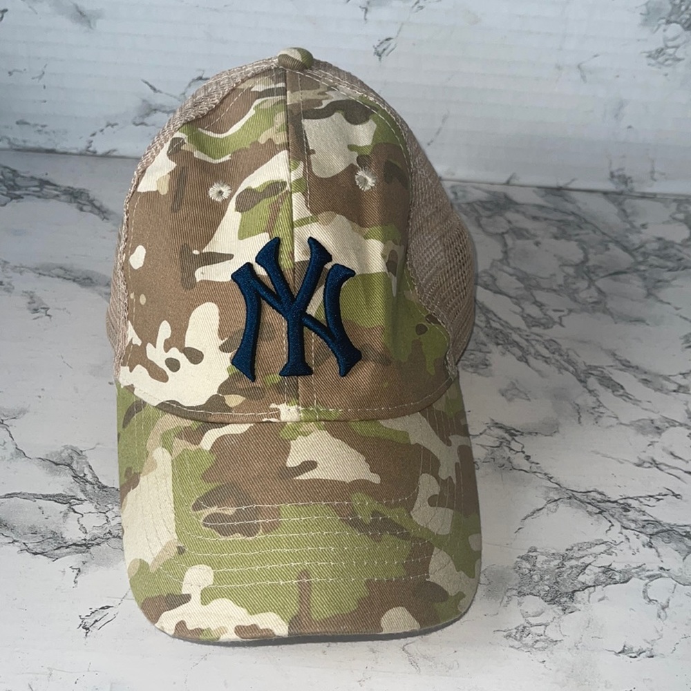 NEW YORK YANKEES CAMO BASEBALL CAP WITH BUDWEISER LOGO ON BACK. ADJUSTABLE STRAP